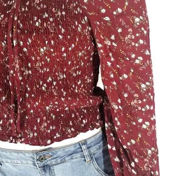 Very Demure, very cutesy Red Floral Smocked Cropped Blouse - Picture 5 of 6